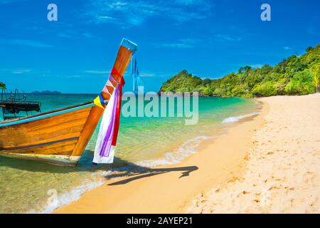 Vista della tradizionale barca thailandia a coda lunga sulla spiaggia di sabbia Foto Stock