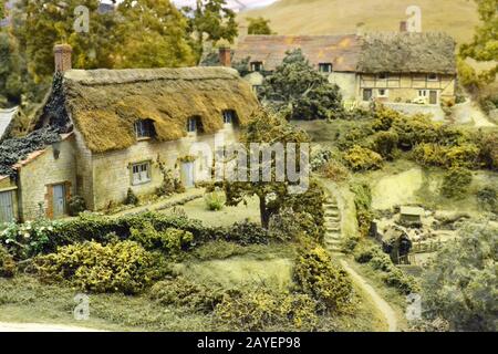 Modello di cottage inglese 1930s al Pendon Museum, Long Wittenham vicino a Didcot, Oxfordshire, Inghilterra, Regno Unito. L'intero display è chiamato scena vale. Foto Stock