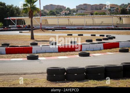 Dettagli di una pista da go kart, pneumatici auto come protezione Foto Stock