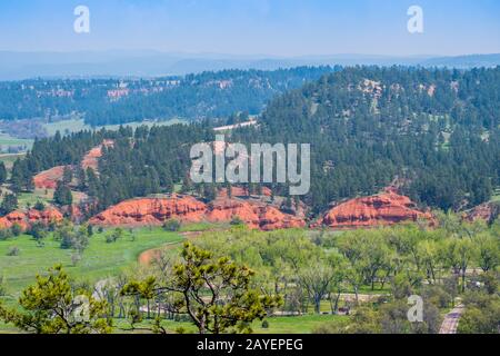 Un formata naturalmente rosse rocce di arenaria in Devils Tower National Monument, Wyoming Foto Stock