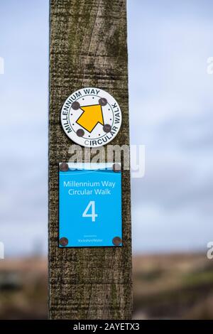 Millennium Way Sign On Thornton Moor, Bradford, West Yorkshire, Regno Unito Foto Stock