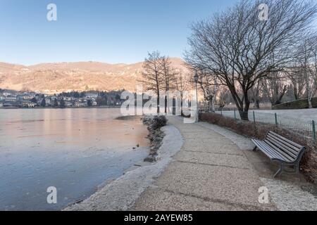 Iced il lago di Endine Foto Stock