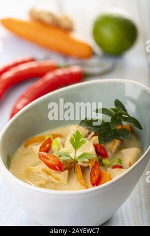 Zuppa tailandese Tom Kha Gai su legno Foto Stock