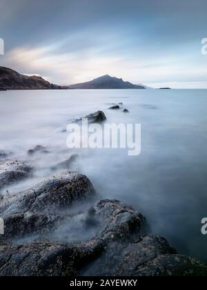 Una lunga esposizione immagine dal Braes guardando verso Ben Tianavaig. Foto Stock