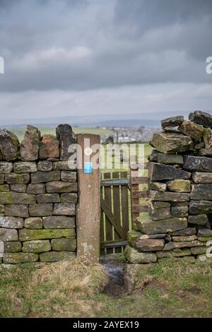 Millennium Way Sign On Thornton Moor, Bradford, West Yorkshire, Regno Unito Foto Stock