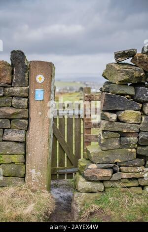 Millennium Way Sign On Thornton Moor, Bradford, West Yorkshire, Regno Unito Foto Stock