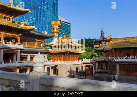 Shanghai, Cina - 23 maggio 2018: Vista del tramonto del tempio di Jing An a Shanghai, Cina Foto Stock