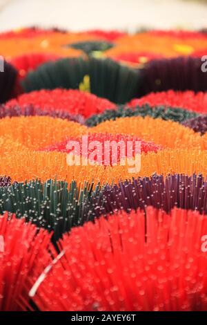 Bouquet di bastoncini di incenso colorati posti per asciugare al sole a Hoi An, Vietnam Foto Stock