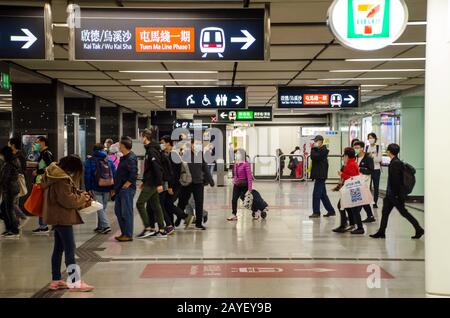 Persone e pendolari che indossano maschere facciali nella Metro Mass Transit Railway di Hong Kong durante il nuovo focolaio di coronavirus Covid-19 febbraio 2020 Foto Stock