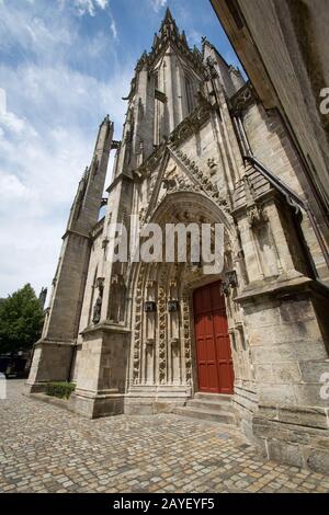 Città Di Quimper, Francia. Vista pittoresca della porta d'ingresso meridionale della storica Cattedrale di Saint Corentin, sulla Place Saint Corentin di Qumiper. Foto Stock