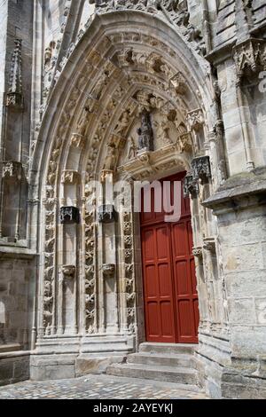 Città Di Quimper, Francia. Vista pittoresca della porta d'ingresso meridionale della storica Cattedrale di Saint Corentin, sulla Place Saint Corentin di Qumiper. Foto Stock