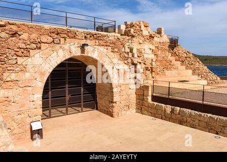 Il Castello di Sant Antoni, una fortezza situata nel villaggio spagnolo di Fornells a Minorca. Spagna Foto Stock