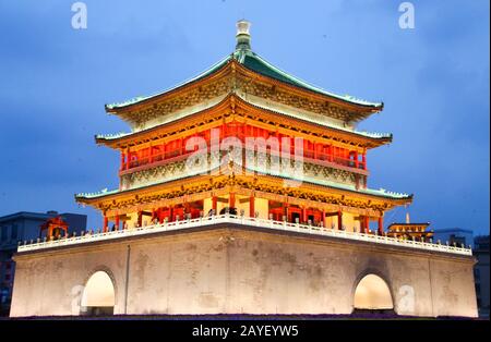 Famosa torre campanaria in serata, Xi'an, Cina Foto Stock