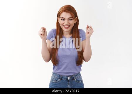 Sì l'ho fatto. Allegra ragazza fortunata che vince il premio, festeggia il successo, sorridendo, guardando eccitato, clench fisti e ballando con gioia, trionfando da Foto Stock