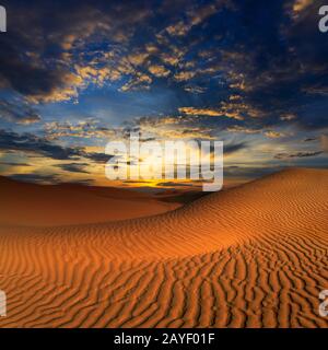 Le dune di sabbia nel deserto al tramonto Foto Stock
