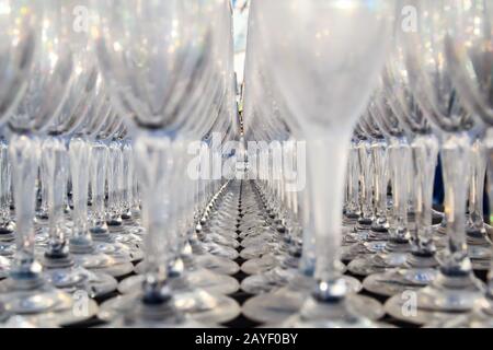 molti bicchieri di champagne sono su un tavolo Foto Stock