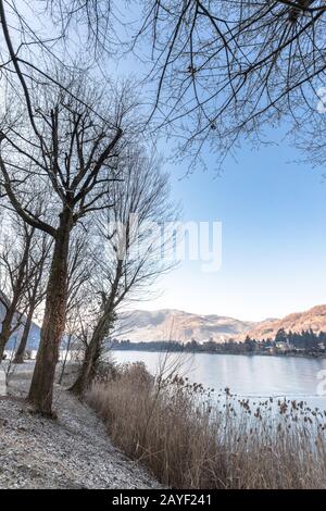 Iced il lago di Endine Foto Stock