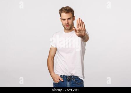 Non più, non sul mio orologio. Uomo macho biondo assertivo e fiducioso con un look deciso e sicuro, estendi Foto Stock