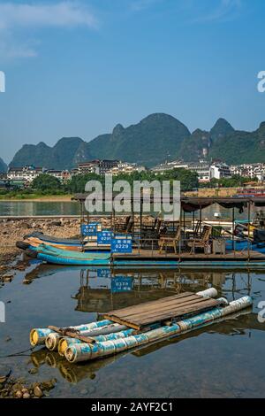 Piccole barche sulla riva del fiume li a Yangshuo Foto Stock