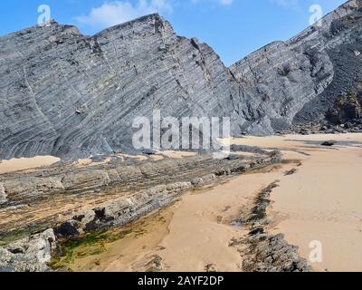 Bellissime montagne al famoso paradiso spiaggia Praia da Amoreira vicino Aljezur in Portogallo Foto Stock