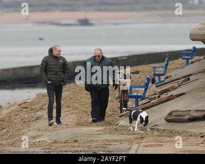 Queenborough, Kent, Regno Unito. 15th Feb, 2020. Venti e nuvole si sviluppano a Queenborough, Kent mentre Storm Dennis si sviluppa. Detriti gettati sul passaggio pedonale dalla tempesta precedente possono essere visti in background. Credito: James Bell/Alamy Live News Foto Stock