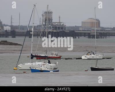 Queenborough, Kent, Regno Unito. 15th Feb, 2020. Venti e nuvole si sviluppano a Queenborough, Kent mentre Storm Dennis si sviluppa. Barche a bassa marea, pronte a correre fuori dalle condizioni atmosferiche. Credito: James Bell/Alamy Live News Foto Stock