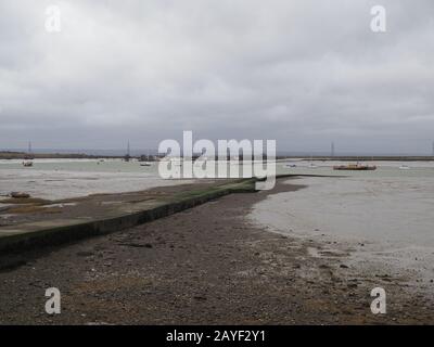 Queenborough, Kent, Regno Unito. 15th Feb, 2020. Venti e nuvole si sviluppano a Queenborough, Kent mentre Storm Dennis si sviluppa. Credito: James Bell/Alamy Live News Foto Stock