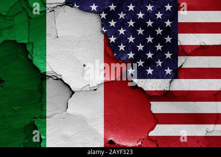 Bandiere di Italia e Stati Uniti d'America dipinta sulla parete incrinato Foto Stock