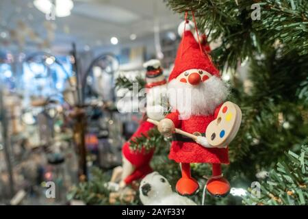 giocattolo della clausola di santa appeso sull'albero di natale Foto Stock