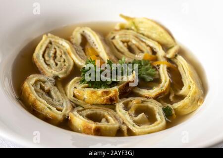 Zuppa bavarese di pancake in un piatto Foto Stock