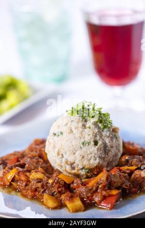 Gulasch ungherese con gnocchi di pane Foto Stock