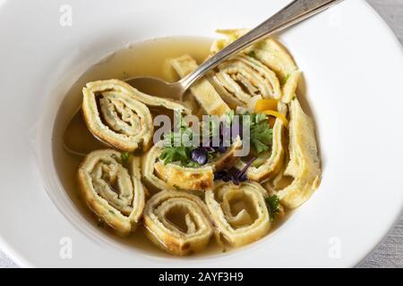 Zuppa bavarese di pancake in un piatto Foto Stock