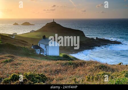 Cape Cornwall e Brison Rocks in Cornovaglia catturate dal South West Coast Path. Foto Stock