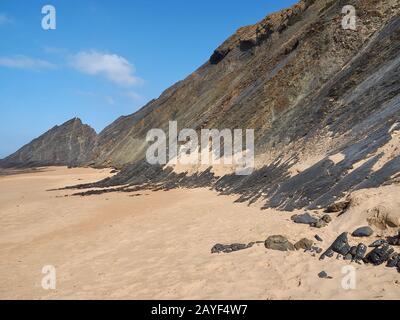 Bellissime montagne al famoso paradiso spiaggia Praia da Amoreira vicino Aljezur in Portogallo Foto Stock