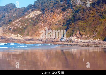 Spiaggia rocciosa. Natura del mare paesaggio. Playa De San Pedro De La Ribera, Spagna Foto Stock