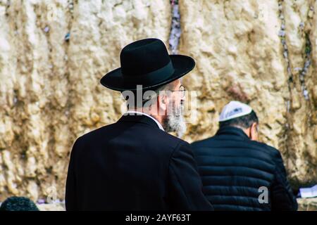 Gerusalemme Israele 14 febbraio 2020 Vista di persone non identificate che pregano davanti al Muro Occidentale, il sito più religioso del mondo per la pe Ebraica Foto Stock