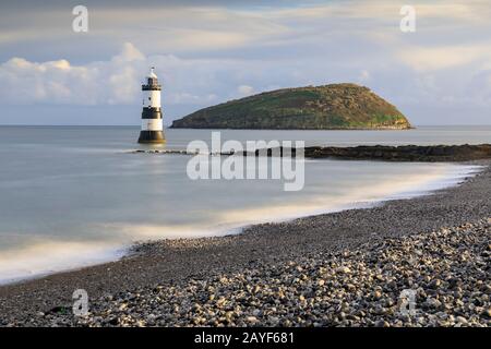 Faro di Penmon su Anglesey nel Galles del Nord Foto Stock