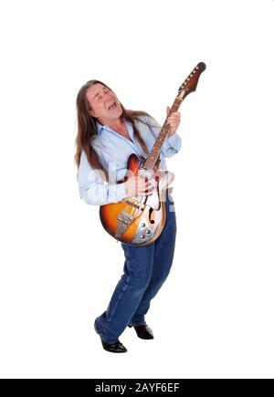 Uomo che canta e suona la chitarra in studio Foto Stock