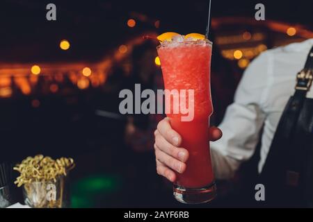 Bicchieri tintinnanti con alcool e tostatura, party Foto Stock