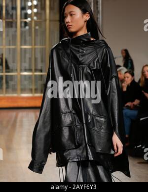 Londra, Uk, 15th, Feb, 2020, Petar Petrov Catwalk Show London Fashion Week Autunno Inverno 2020, Autunno Inverno 2020 Al British Fashion Council Show Presso Il Royal Institute Of British Architects, 66 Portland Place. Credito: Catwalking/runways/Alamy Live News Foto Stock