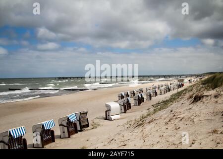 Vista su una spiaggia sul Mar Baltico con sedie a sdraio Foto Stock