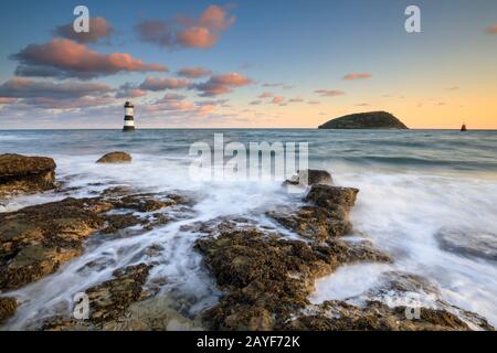 Faro di Penmon su Anglesey nel Galles del Nord Foto Stock