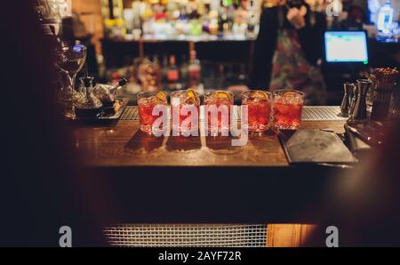 Bicchieri tintinnanti con alcool e tostatura, party Foto Stock