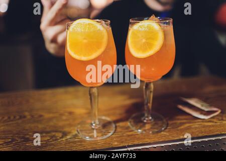 Bicchieri tintinnanti con alcool e tostatura, party Foto Stock