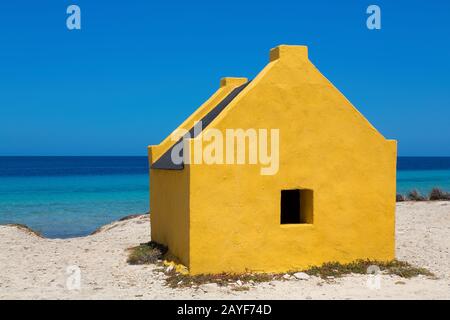 Una casa di schiavi gialli sulla spiaggia di Bonaire Foto Stock
