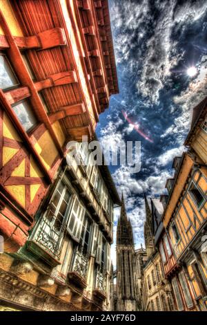 Città Di Quimper, Francia. Vista artistica angolata della storica architettura a graticcio su Rue Kereon di Qumiper. Foto Stock