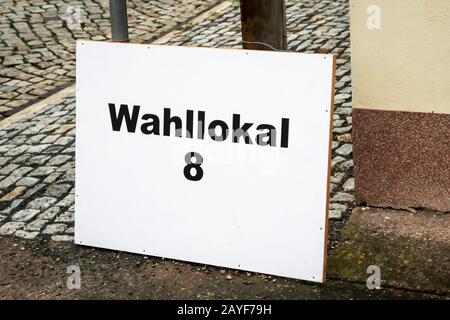 un cartello indica la stazione di polling il giorno delle elezioni Foto Stock