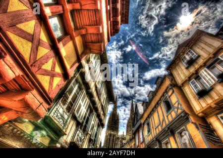 Città Di Quimper, Francia. Vista artistica angolata della storica architettura a graticcio su Rue Kereon di Qumiper. Foto Stock