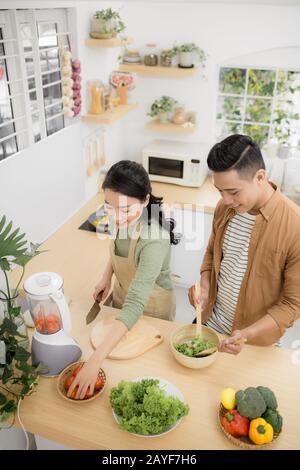 Giovani asiatici l uomo e la donna hanno il tempo romantico mentre soggiornate a casa. Foto Stock