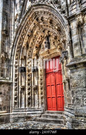 Città Di Quimper, Francia. Vista artistica della porta d’ingresso meridionale della storica Cattedrale di Saint Corentin, sulla Place Saint Corentin di Qumiper. Foto Stock